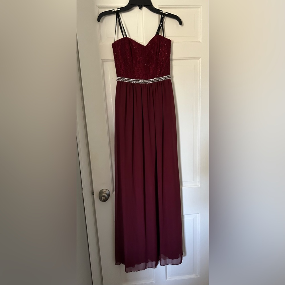 Staples gown in wine color size 5. Beaded bodice with rhinestone.